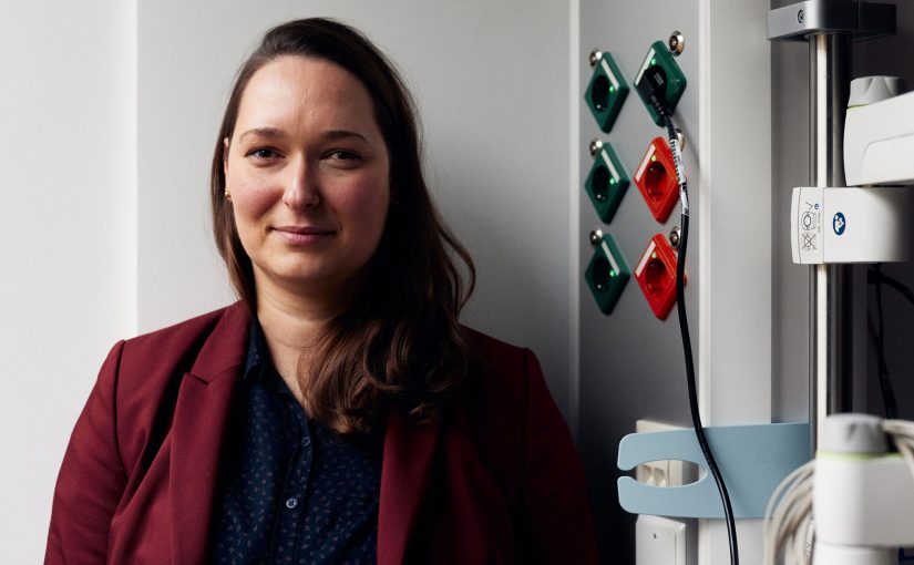 Pflegewissenschaftlerin Sarah Palmdorf ist wissenschaftliche Mitarbeiterin im Projekt „DiFuSiN" am Fachbereich Gesundheit. (Foto: P.Pollmeier/FH Bielefeld)