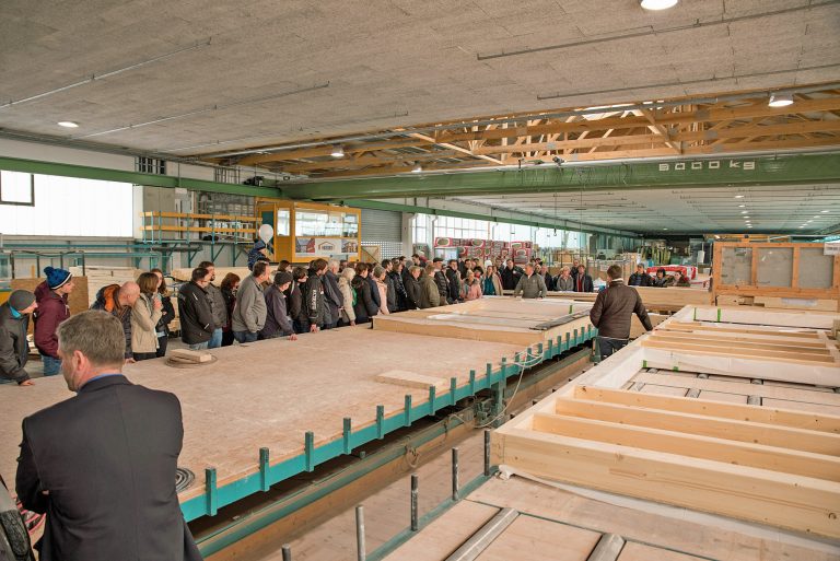 Am „Tag des deutschen Fertigbaus“ können die Besucher hinter die Kulissen des Fertighausbaus schauen. (Foto: BDF/Haas Fertigbau)
