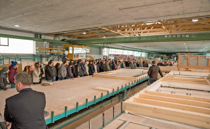 Am „Tag des deutschen Fertigbaus“ können die Besucher hinter die Kulissen des Fertighausbaus schauen. (Foto: BDF/Haas Fertigbau)