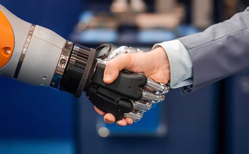 Das Technologiescouting unterstützt Unternehmen bei technologischen Entwicklungen und hilft ihnen, neue Technologien und deren Potenzial möglichst schnell zu erkennen. Roboter und Mensch schütteln sich die Hände (Foto: iStock/goldmarie design)