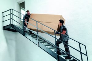 Speditionsfachkräfte bringen Baustoffe und Materialien auf Wunsch nicht nur bis zur Bordsteinkante, sondern auf Wunsch bis zum Einsatzort innerhalb eines Objektes. (Foto: Wingenroth Logistik GmbH)
