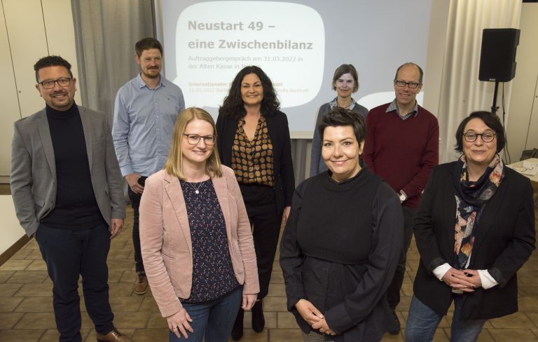 Zufrieden mit der Zwischenbilanz des Projektes Neustart 49 (von links): MaßArbeit-Vorstand Lars Hellmers, Ralf Michael, Teamleiter der Berufsberatung der Agentur für Arbeit Osnabrück, MaßArbeit-Bereichsleiterin Stephanie Waldkötter, IB-Betreuerin Tina Große Berkhoff, IB-Betriebsstättenleiterin Bärbel Nienhaus, Silvia Rolfes, Teamleitung Markt und Integration beim JobCenter Osnabrück (hinten), Malte Kampmeyer, Bereichsleiter der Agentur für Arbeit Osnabrück, und MaßArbeit-Bereichsleiterin Susanne Steininger. (Foto: MaßArbeit / Uwe Lewandowski )