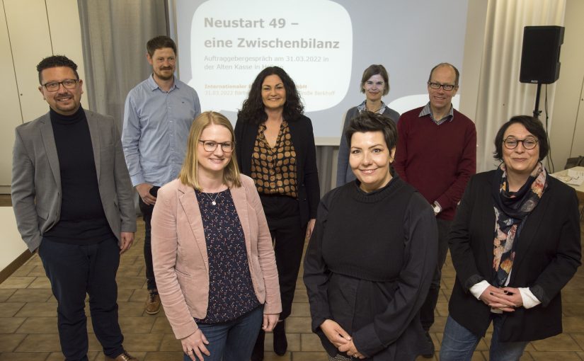 Zufrieden mit der Zwischenbilanz des Projektes Neustart 49 (von links): MaßArbeit-Vorstand Lars Hellmers, Ralf Michael, Teamleiter der Berufsberatung der Agentur für Arbeit Osnabrück, MaßArbeit-Bereichsleiterin Stephanie Waldkötter, IB-Betreuerin Tina Große Berkhoff, IB-Betriebsstättenleiterin Bärbel Nienhaus, Silvia Rolfes, Teamleitung Markt und Integration beim JobCenter Osnabrück (hinten), Malte Kampmeyer, Bereichsleiter der Agentur für Arbeit Osnabrück, und MaßArbeit-Bereichsleiterin Susanne Steininger. (Foto: MaßArbeit / Uwe Lewandowski )