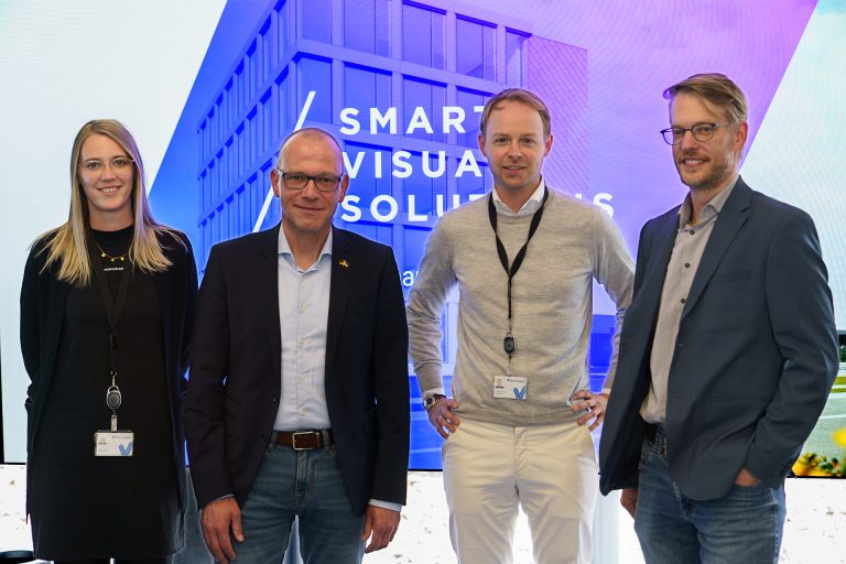 v.l.n.r.: Assistenz der Geschäftsführung Stefanie Bausch, Bürgermeister Oliver Kellner, geschäftsführender Gesellschafter Christoph Hertz und Wirtschaftsförderer Christian Hövels (ServiceCenter Wirtschaft der Stadt Emsdetten) (Foto: Stadt Emsdetten)