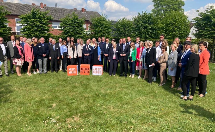 Ausgezeichnete Arbeitgeber, Landrat und Bürgermeister auf der grünen Wiese am Warendorfer Sparkassenforum vor der offiziellen Prämierung des gfw-Wettbewerbs „Attraktiver Arbeitgeber im Kreis Warendorf 2022“. (Foto: gfw)