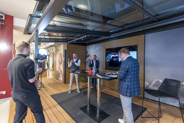 Während der vergangenen Academy-Saison von markilux haben insgesamt rund 1.500 Fachpartner an den Schulungen teilgenommen. Das digitale Format überwog aufgrund der Pandemie erneut. Hierdurch konnte das Unternehmen den Wegfall von Präsenz-Terminen abfedern. Nun hofft man darauf, in der nächsten Saison endlich wieder mehr Live-Trainings anbieten zu können (Foto: markilux)