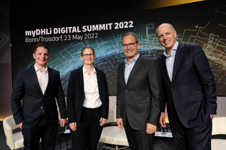 V.l.n.r.: Matt Davies, Vice President Digital Customer Interaction, DHL Global Forwarding, Kathrin Brost, Global Head GoGreen, DHL Global Forwarding, Tim Scharwath, CEO DHL Global Forwarding, Freight, Thomas Grunau, Senior Vice President Global Business Strategy & Digitalization, DHL Global Forwarding. (Foto: Deutsche Post DHL Group)