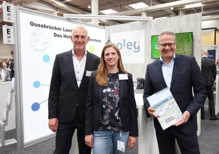 Auch der Leiter des Geschäftsbereichs Landrätin, Frank Rotert (rechts), machte sich vor Ort ein Bild von der Messe und dem Angebot der oleg. Hier zusammen mit oleg-Prokuristin Susanne Menke (Mitte) und dem UnternehmensService-Leiter der Wirt-schaftsförderung des Landkreises Thomas Serries (links). (Foto: Eckhard Wiebrock)