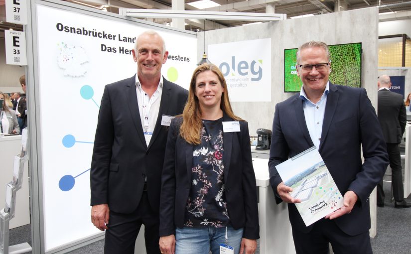 Auch der Leiter des Geschäftsbereichs Landrätin, Frank Rotert (rechts), machte sich vor Ort ein Bild von der Messe und dem Angebot der oleg. Hier zusammen mit oleg-Prokuristin Susanne Menke (Mitte) und dem UnternehmensService-Leiter der Wirt-schaftsförderung des Landkreises Thomas Serries (links). (Foto: Eckhard Wiebrock)