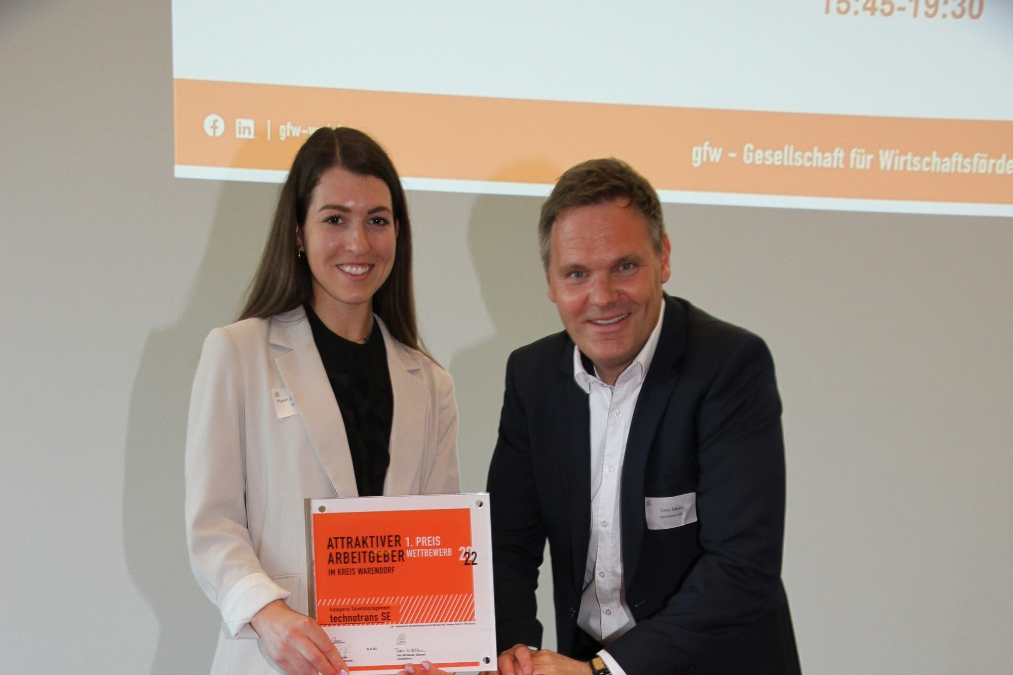 Karin Schwarzenberger, Referentin Personalentwicklung und Employer Branding, und Timo Sterzl, Personalleiter Deutschland der technotrans SE, nahmen den Preis im Warendorfer Sparkassenforum entgegen (Foto: technotrans)