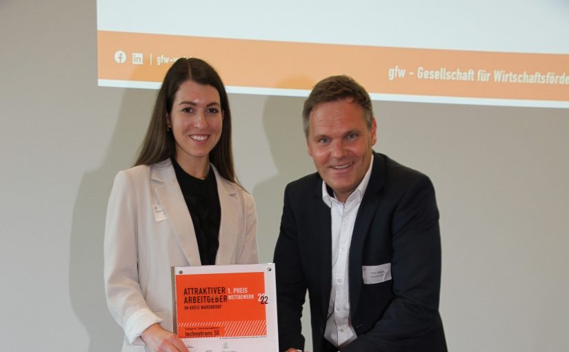 Karin Schwarzenberger, Referentin Personalentwicklung und Employer Branding, und Timo Sterzl, Personalleiter Deutschland der technotrans SE, nahmen den Preis im Warendorfer Sparkassenforum entgegen (Foto: technotrans)