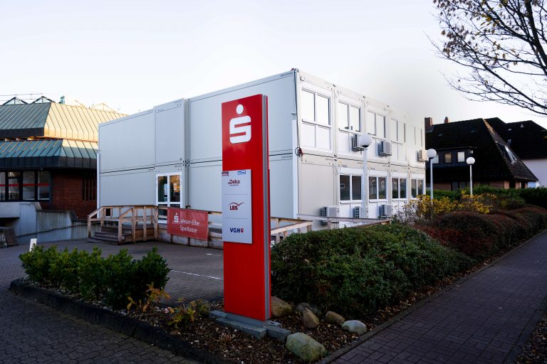 Die Interimsanlage ist für die Kunden der Geschäftsstelle Otterndorf der Sparkasse Weser-Elbe wie gewohnt erreichbar. Beratung und Service sind für Kunden der Bank sichergestellt. (Foto: ELA Container)