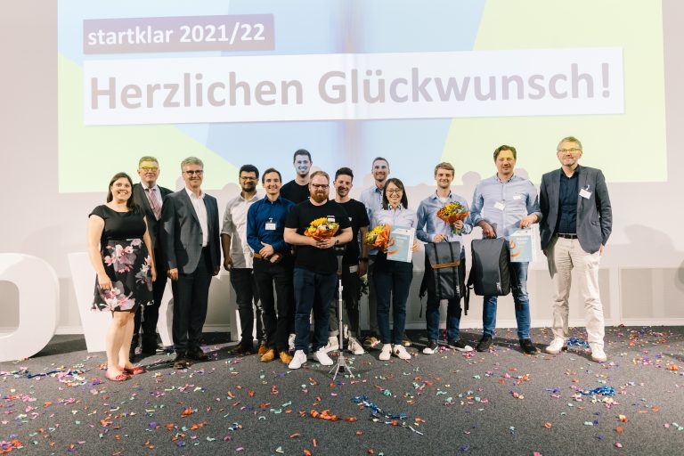 Preisträger und Veranstalter von startklar OWL (v. l.): Mareen Vaßholz (Wago), Nico Clasing (Stadtsparkasse Rahden), Jurysprecher Hubert Böddeker (Sparkasse Paderborn-Detmold), Malik Hafez, Christoph Dreesbach (cellgo), Thorben Engel, Philipp Battisti und Phil Janßen (Steets), Xiaojun Yang und Markus Dalecki (assemblean), Helge Martin und Christoph Dreesbach (LiWAVE) und Wolfgang Marquardt OWL GmbH. (Foto: Ostwestfalen Lippe GmbH)