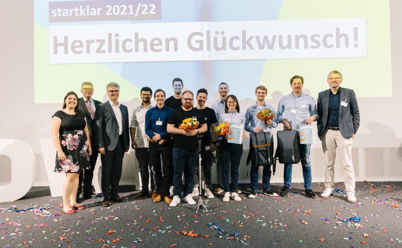 Preisträger und Veranstalter von startklar OWL (v. l.): Mareen Vaßholz (Wago), Nico Clasing (Stadtsparkasse Rahden), Jurysprecher Hubert Böddeker (Sparkasse Paderborn-Detmold), Malik Hafez, Christoph Dreesbach (cellgo), Thorben Engel, Philipp Battisti und Phil Janßen (Steets), Xiaojun Yang und Markus Dalecki (assemblean), Helge Martin und Christoph Dreesbach (LiWAVE) und Wolfgang Marquardt OWL GmbH. (Foto: Ostwestfalen Lippe GmbH)