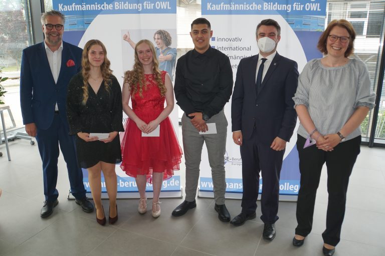 (von l. nach r.) stellv. Schulleiter StD Heiko Jucks, Leonie Knop, Kim Eileen Hilgenböker Umut Özler, StR Christian Hellwig, StR Claudia Meinecke (Foto: Hanse Berufskolleg)