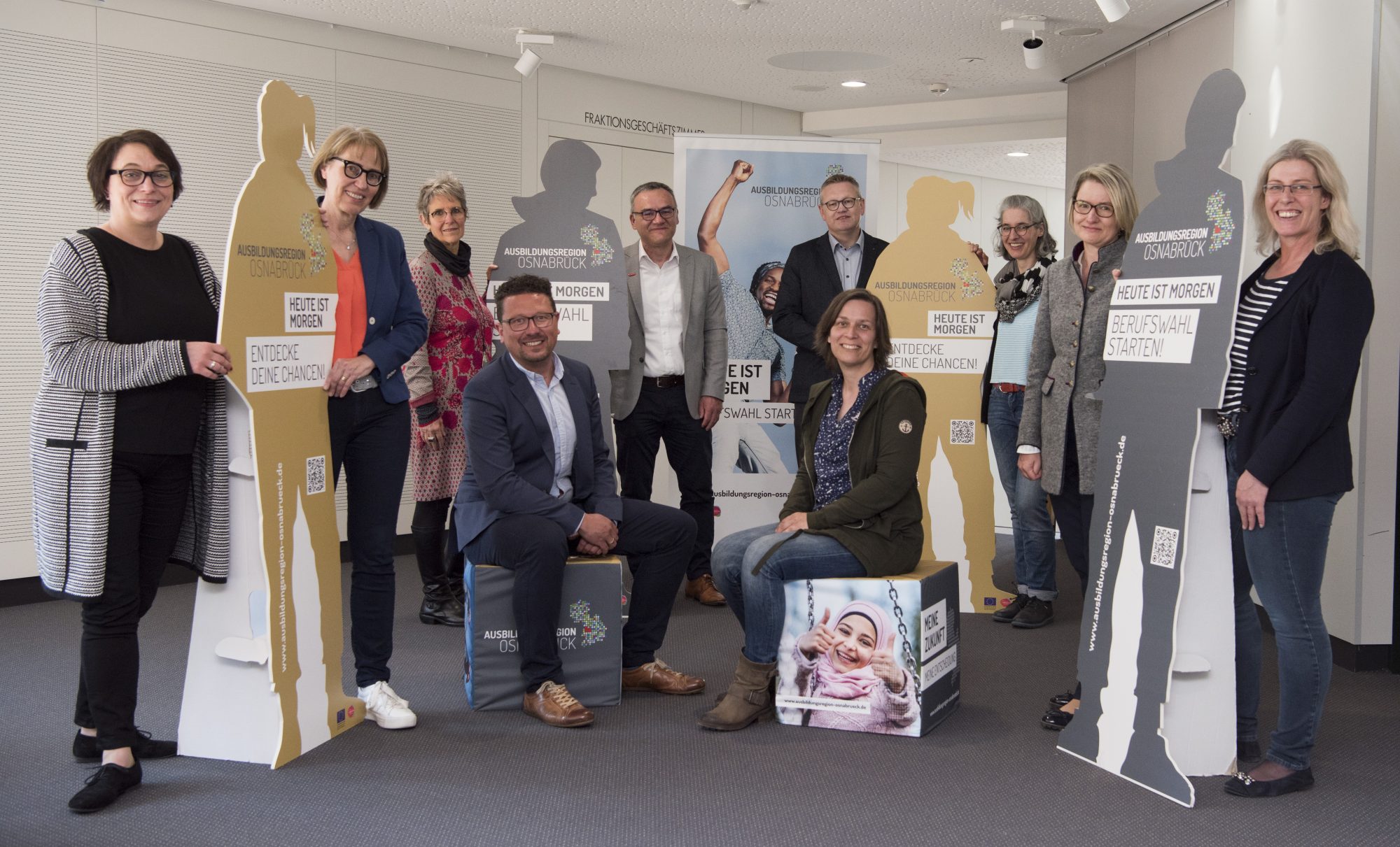 Die Lenkungsgruppe Internet-Plattform der Ausbildungsregion Osnabrück zieht Zwischenbilanz (von links): Susanne Steinin-ger, Bereichsleiterin der MaßArbeit, Jutta Guthardt, Bereichslei-tung Agentur für Arbeit, Ute Tromp, Fachbereichsleitung Bildung der Stadt Osnabrück, Goran Miladinovic, Fachbereichsleiter Berufsbildung der Handwerkskammer Osnabrück-Emsland-Grafschaft Bentheim, Dirk Lüvolding, Arbeitnehmerberatung und Berufsbildung der Landwirtschaftskammer Niedersachsen, Jut-ta Hilgers, Beraterin Berufsorientierung des Regionalen Lan-desamtes für Schule und Bildung Osnabrück, Juliane Hünefeld-Linkermann, Leitung Aus- und Weiterbildung Industrie- und Handelskammer Osnabrück-Emsland-Grafschaft Bentheim, Nicole Anell, Geschäftsführung Jobcenter Stadt Osnabrück, in der Mitte von links: Lars Hellmers, Vorstand MaßArbeit, und Nadine Kretschmar, Beraterin Berufsorientierung des Regiona-len Landesamtes für Schule und Bildung Osnabrück. (Foto: Ausbildungsregion Osnabrück / Uwe Lewandowski)