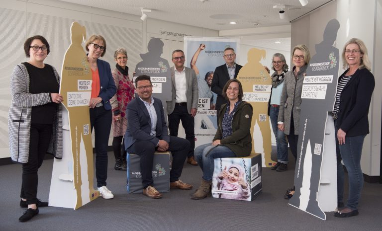 Die Lenkungsgruppe Internet-Plattform der Ausbildungsregion Osnabrück zieht Zwischenbilanz (von links): Susanne Steinin-ger, Bereichsleiterin der MaßArbeit, Jutta Guthardt, Bereichslei-tung Agentur für Arbeit, Ute Tromp, Fachbereichsleitung Bildung der Stadt Osnabrück, Goran Miladinovic, Fachbereichsleiter Berufsbildung der Handwerkskammer Osnabrück-Emsland-Grafschaft Bentheim, Dirk Lüvolding, Arbeitnehmerberatung und Berufsbildung der Landwirtschaftskammer Niedersachsen, Jut-ta Hilgers, Beraterin Berufsorientierung des Regionalen Lan-desamtes für Schule und Bildung Osnabrück, Juliane Hünefeld-Linkermann, Leitung Aus- und Weiterbildung Industrie- und Handelskammer Osnabrück-Emsland-Grafschaft Bentheim, Nicole Anell, Geschäftsführung Jobcenter Stadt Osnabrück, in der Mitte von links: Lars Hellmers, Vorstand MaßArbeit, und Nadine Kretschmar, Beraterin Berufsorientierung des Regiona-len Landesamtes für Schule und Bildung Osnabrück. (Foto: Ausbildungsregion Osnabrück / Uwe Lewandowski)