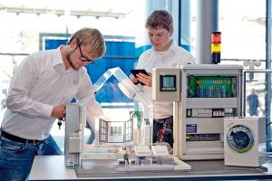 Bild eines Projektes der Berufsbildenden Schulen in Wolfsburg. Es zeigt eine effiziente Energiesteuerung im Haus (Foto: Phoenix Contact)