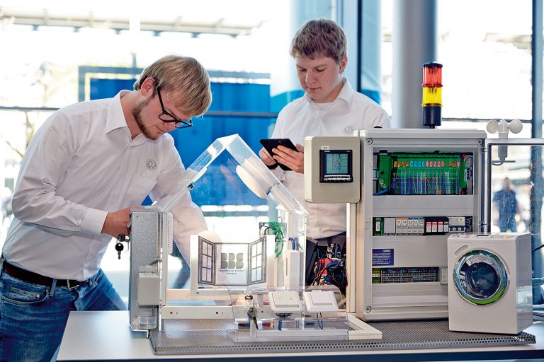 Bild eines Projektes der Berufsbildenden Schulen in Wolfsburg. Es zeigt eine effiziente Energiesteuerung im Haus (Foto: Phoenix Contact)