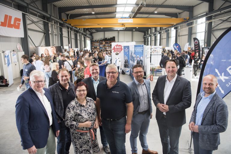 Viel Betrieb auf der Ausbildungsmesse „Azubis werben Azubis“. Im Vordergrund von links Klaus Rehkämper, Bürgermeister von Bad Rothenfelde, Marc Schewski, Bürgermeister von Hilter, die Erste Kreisrätin des Landkreises Osnabrück, Bärbel Rosen-sträter, Daniel Große-Albers, Bürgermeister von Bad Iburg, Die-ter Meywirth, Geschäftsführer von Meykratec, MaßArbeit-Vorstand Lars Hellmers, Tobias Avermann, Bürgermeister von Bad Laer, und Eugen Görlitz, Bürgermeister von Dissen. (Foto: MaßArbeit / Uwe Lewandowski )