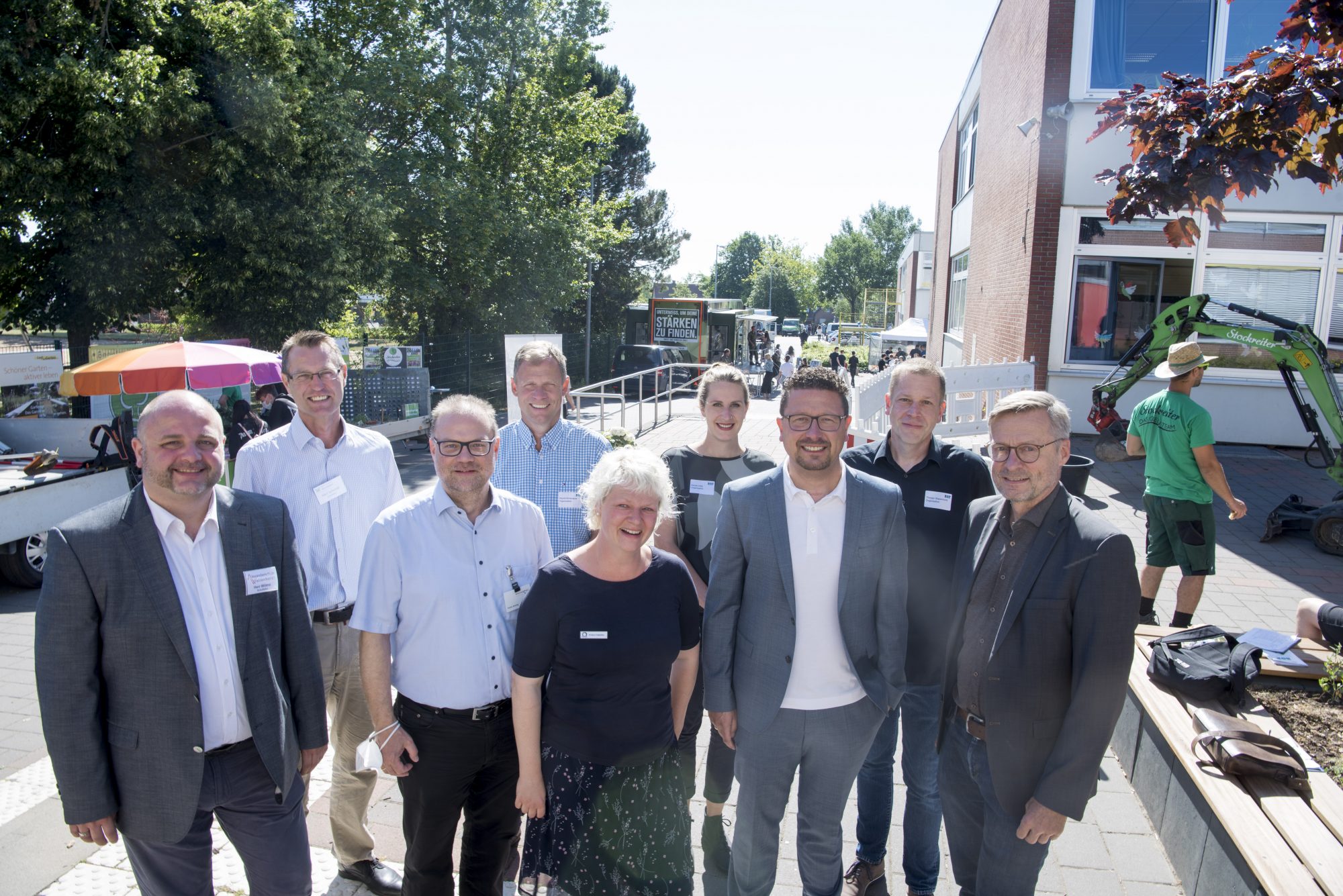 Veranstalter und Organisatoren des B.O.P. Wallenhorst freuten sich über die große Resonanz der Unternehmen und der Schu-len (von links): Arne Willms, Schulleiter Alexanderschule, Ste-fan Schmidt, Schulleiter Realschule Wallenhorst, Wirtschafts-förderer Frank Jansing, Harald Brinkmeyer, Berufsorientie-rungsbeauftragter Realschule Wallenhorst, MaßArbeit-Ausbildungslotsin Kristina Flaßpöhler, Kerstin Hüls von der Servicestelle Schule-Wirtschaft der MaßArbeit, MaßArbeit-Vorstand Lars Hellmers, Thorger Stapenhorst, Koordinator für Berufsorientierung Alexanderschule, und Bürgermeister Otto Steinkamp. (Foto: MaßArbeit / Uwe Lewandowski)