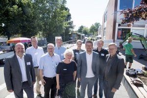 Veranstalter und Organisatoren des B.O.P. Wallenhorst freuten sich über die große Resonanz der Unternehmen und der Schu-len (von links): Arne Willms, Schulleiter Alexanderschule, Ste-fan Schmidt, Schulleiter Realschule Wallenhorst, Wirtschafts-förderer Frank Jansing, Harald Brinkmeyer, Berufsorientie-rungsbeauftragter Realschule Wallenhorst, MaßArbeit-Ausbildungslotsin Kristina Flaßpöhler, Kerstin Hüls von der Servicestelle Schule-Wirtschaft der MaßArbeit, MaßArbeit-Vorstand Lars Hellmers, Thorger Stapenhorst, Koordinator für Berufsorientierung Alexanderschule, und Bürgermeister Otto Steinkamp. (Foto: MaßArbeit / Uwe Lewandowski)