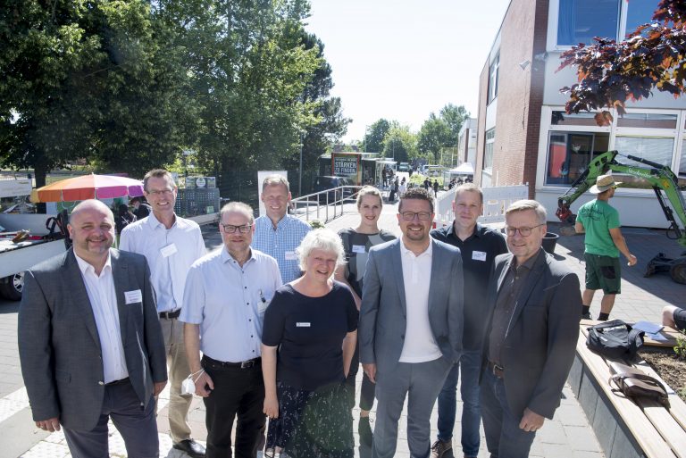 Veranstalter und Organisatoren des B.O.P. Wallenhorst freuten sich über die große Resonanz der Unternehmen und der Schu-len (von links): Arne Willms, Schulleiter Alexanderschule, Ste-fan Schmidt, Schulleiter Realschule Wallenhorst, Wirtschafts-förderer Frank Jansing, Harald Brinkmeyer, Berufsorientie-rungsbeauftragter Realschule Wallenhorst, MaßArbeit-Ausbildungslotsin Kristina Flaßpöhler, Kerstin Hüls von der Servicestelle Schule-Wirtschaft der MaßArbeit, MaßArbeit-Vorstand Lars Hellmers, Thorger Stapenhorst, Koordinator für Berufsorientierung Alexanderschule, und Bürgermeister Otto Steinkamp. (Foto: MaßArbeit / Uwe Lewandowski)