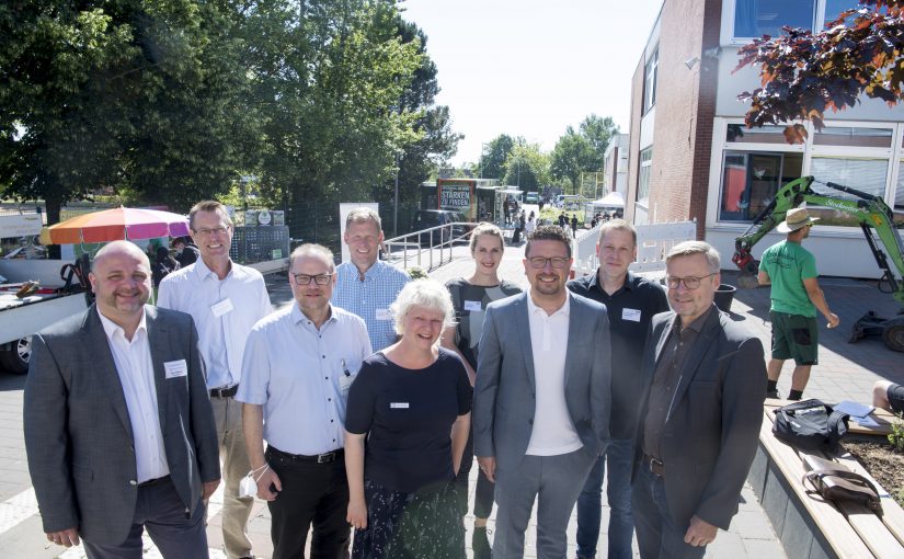 Veranstalter und Organisatoren des B.O.P. Wallenhorst freuten sich über die große Resonanz der Unternehmen und der Schu-len (von links): Arne Willms, Schulleiter Alexanderschule, Ste-fan Schmidt, Schulleiter Realschule Wallenhorst, Wirtschafts-förderer Frank Jansing, Harald Brinkmeyer, Berufsorientie-rungsbeauftragter Realschule Wallenhorst, MaßArbeit-Ausbildungslotsin Kristina Flaßpöhler, Kerstin Hüls von der Servicestelle Schule-Wirtschaft der MaßArbeit, MaßArbeit-Vorstand Lars Hellmers, Thorger Stapenhorst, Koordinator für Berufsorientierung Alexanderschule, und Bürgermeister Otto Steinkamp. (Foto: MaßArbeit / Uwe Lewandowski)