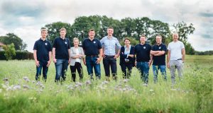 Das Team aus der Abteilung Netzvertrieb / Vertragsmanagement bearbeitet die An-meldung von Einspeiseanlagen: (v.l.) Nico Lambers, Philipp Grove, Nicole Holtgräwe, Ludger Hugenroth, Andre Freude, Evgenia Vogel, André Schröer, Alexander Visse und Philipp Thiemian (Foto: SWTE Netz GmbH & Co. KG)