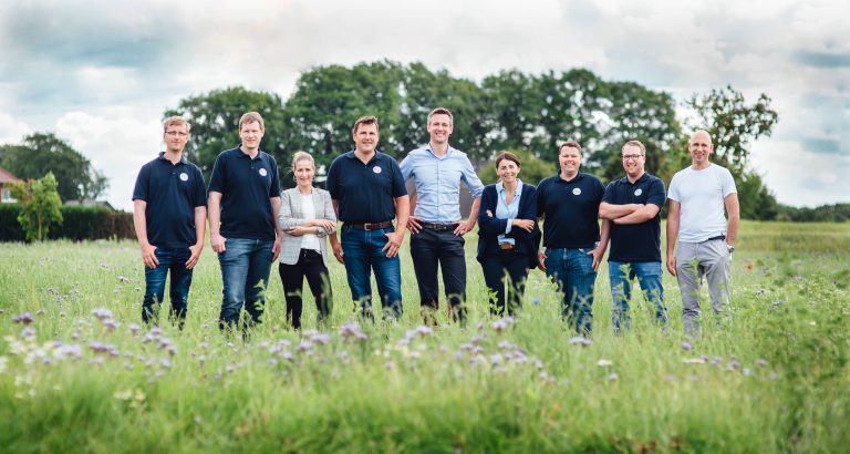 Das Team aus der Abteilung Netzvertrieb / Vertragsmanagement bearbeitet die An-meldung von Einspeiseanlagen: (v.l.) Nico Lambers, Philipp Grove, Nicole Holtgräwe, Ludger Hugenroth, Andre Freude, Evgenia Vogel, André Schröer, Alexander Visse und Philipp Thiemian (Foto: SWTE Netz GmbH & Co. KG)