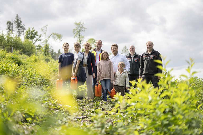 Freuen sich über die neuen Setzlinge nach des Hermannsdenkmals (v.l.n.r.): Constantin, Jonathan, Weidmüller Unternehmenssprecherin Sybille Hilker, Verbandsvorsteher Jörg Düning-Gast, Ida, stellv. Bereichsleiter der Unternehmenskommunikation Marc Landermann, Bruno, Leiter des Forstreviers Hiddesen Stefan Schreiber und Leiter der Forstabteilung Hans-Ulrich Braun. (Foto: Weidmüller Interface GmbH & Co. KG)