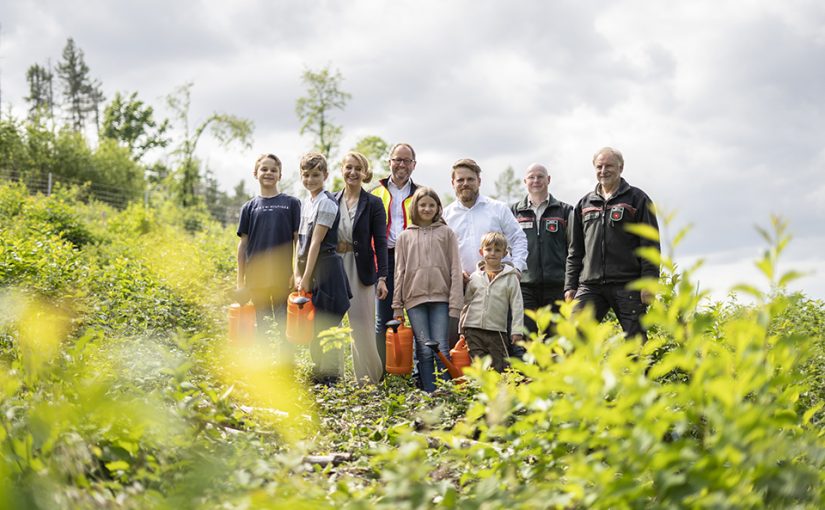 Freuen sich über die neuen Setzlinge nach des Hermannsdenkmals (v.l.n.r.): Constantin, Jonathan, Weidmüller Unternehmenssprecherin Sybille Hilker, Verbandsvorsteher Jörg Düning-Gast, Ida, stellv. Bereichsleiter der Unternehmenskommunikation Marc Landermann, Bruno, Leiter des Forstreviers Hiddesen Stefan Schreiber und Leiter der Forstabteilung Hans-Ulrich Braun. (Foto: Weidmüller Interface GmbH & Co. KG)