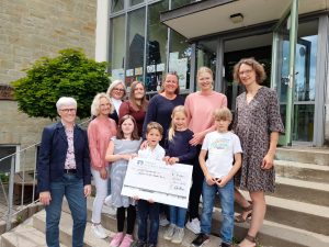 Marita Krause (Allgemeine Vertreterin des Bürgermeisters), Andrea Münster (Klassenlehrerin der 1a), Schulleiterin Eva-Maria Wellen, Jelena Christke, Alexandra Steenbock, Katrin Siegmund und Stefanie Nolte. Vorne die Kinder von links: Amélie Christke, Eliah Steenbock, Sophie Therese Siegmund und Lukas Nolte. (Foto: Stadt Büren) Die Genehmigungen für die Veröffentlichung des Fotos mit den Kindern liegen vor.