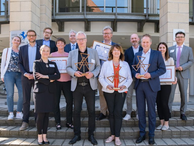 CSR-Preis OWL 2022: Kleine, mittlere und große Unternehmen aus Ostwestfalen-Lippe wurden in Herford für ihr außergewöhnliches gesellschaftliches Engagement ausgezeichnet. (Foto: Kreis Herford / CSR-Kompetenzzentrum OWL )