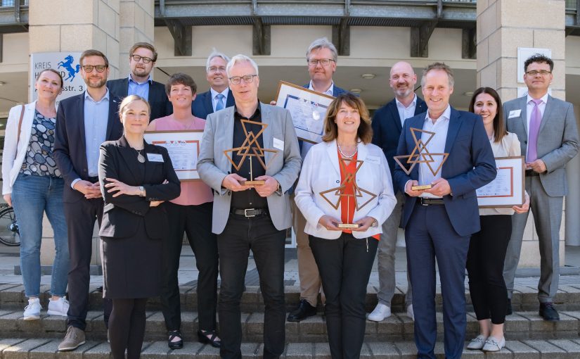 CSR-Preis OWL 2022: Kleine, mittlere und große Unternehmen aus Ostwestfalen-Lippe wurden in Herford für ihr außergewöhnliches gesellschaftliches Engagement ausgezeichnet. (Foto: Kreis Herford / CSR-Kompetenzzentrum OWL )
