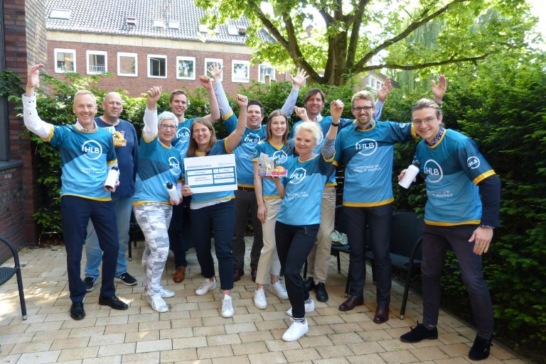 Sportlich unterwegs: Die Mitarbeiter von HLB Schumacher haben in den vergangenen Wochen mehr als 3.000 Kilometer laufend oder radelnd zurückgelegt. Auf dem Spendenscheck an den Förderverein Münster-Lublin stehen damit 1.000 Euro. (Foto: HLB Schumacher )
