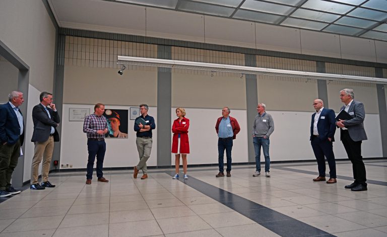 Bei einem Rundgang über das SWTE-Gelände gaben Abteilungsleiter Benjamin Krau-se (3.v.l.) und Geschäftsführer Tobias Koch (2.v.r.) einen Einblick in die Entwicklung der Stadtwerke Tecklenburger Land. (Foto: Stadtwerke Tecklenburger Land)