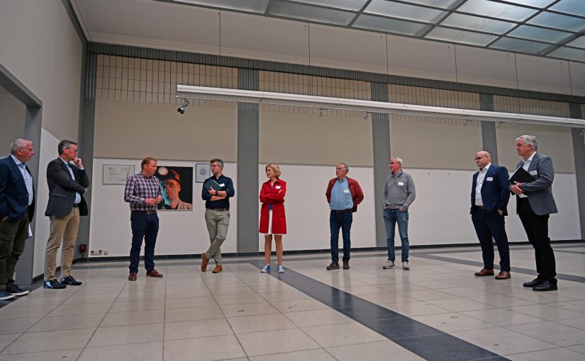 Bei einem Rundgang über das SWTE-Gelände gaben Abteilungsleiter Benjamin Krau-se (3.v.l.) und Geschäftsführer Tobias Koch (2.v.r.) einen Einblick in die Entwicklung der Stadtwerke Tecklenburger Land. (Foto: Stadtwerke Tecklenburger Land)