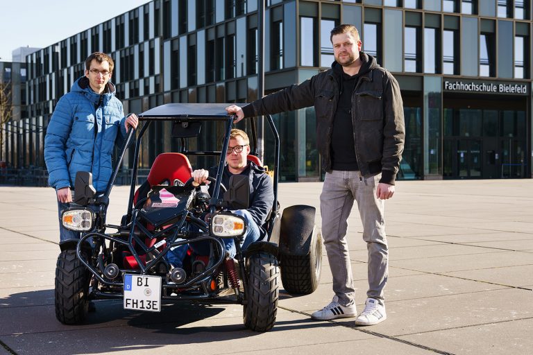 Rüsteten den Buggy auf Elektromobilität um: Mechatronik-Studenten Pascal Piel, Philipp Gnegel und Daniel Koske (v.l.n.r.) (Foto: Felix Hüffelmann / FH Bielefeld)