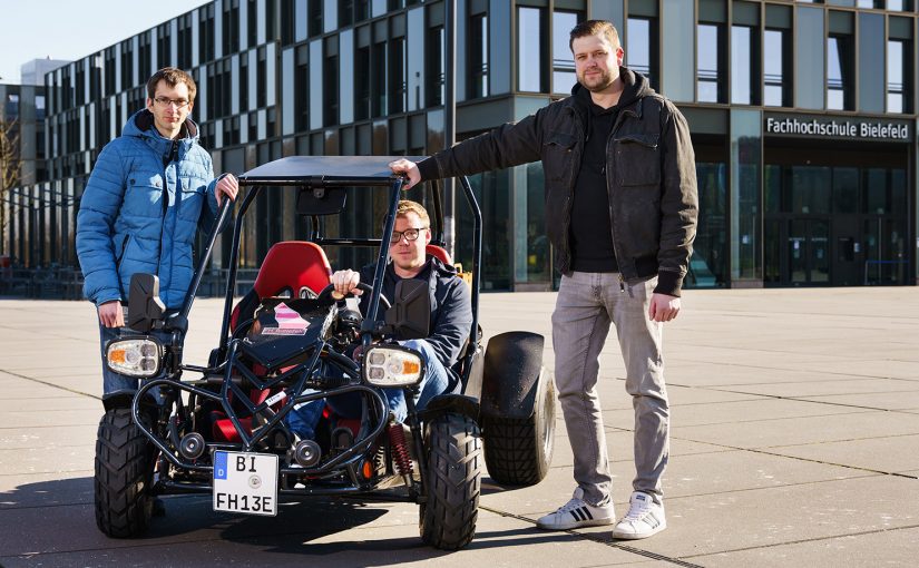 Rüsteten den Buggy auf Elektromobilität um: Mechatronik-Studenten Pascal Piel, Philipp Gnegel und Daniel Koske (v.l.n.r.) (Foto: Felix Hüffelmann / FH Bielefeld)