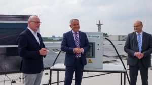 Freuen sich über die gelungene Inbetriebnahme der PV-Anlage (vrnl.), FMO-Aufsichtsratsvorsitzender Dr. Martin Sommer, FMO-Geschäftsführer Prof. Dr. Rainer Schwarz und Münsters Oberbürgermeister Markus Lewe. (Foto: FMO Flughafen Münster/Osnabrück GmbH)