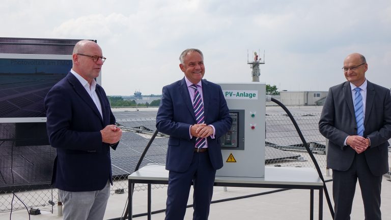 Freuen sich über die gelungene Inbetriebnahme der PV-Anlage (vrnl.), FMO-Aufsichtsratsvorsitzender Dr. Martin Sommer, FMO-Geschäftsführer Prof. Dr. Rainer Schwarz und Münsters Oberbürgermeister Markus Lewe. (Foto: FMO Flughafen Münster/Osnabrück GmbH)