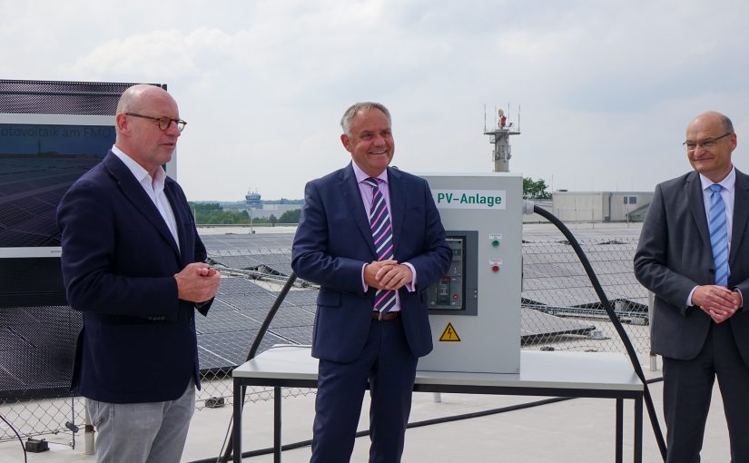 Freuen sich über die gelungene Inbetriebnahme der PV-Anlage (vrnl.), FMO-Aufsichtsratsvorsitzender Dr. Martin Sommer, FMO-Geschäftsführer Prof. Dr. Rainer Schwarz und Münsters Oberbürgermeister Markus Lewe. (Foto: FMO Flughafen Münster/Osnabrück GmbH)