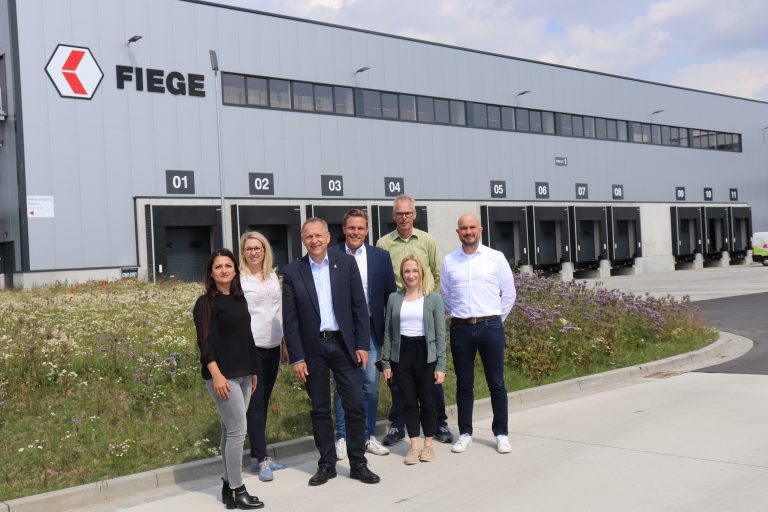 Besichtigten das kürzlich in Betrieb genommene Fiege-Logistikzentrum im Industriegebiet Peine-Ost (v.l.n.r.): Saha Onal-Elmas, Maria Ruß (beide Wirtschaftsförderung Peine), Klaus Saemann (Bürgermeister der Stadt Peine), Christoph Kulm, Lutz Rissmann (beide Fiege Peine), Birgit Wilde und Thomas Trotnow (beide Fiege Real Estate). (Foto: FIEGE Logistik Stiftung & Co. KG)