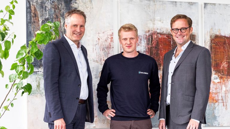 Die geschäftsführenden Gesellschafter Jörg-Uwe und Jan-Hendrik Goldbeck gratulieren dem 10.000 Mitarbeiter Jamie Böhlau in Bielefeld. (Foto: Goldbeck GmbH)