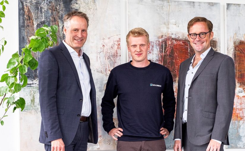 Die geschäftsführenden Gesellschafter Jörg-Uwe und Jan-Hendrik Goldbeck gratulieren dem 10.000 Mitarbeiter Jamie Böhlau in Bielefeld. (Foto: Goldbeck GmbH)