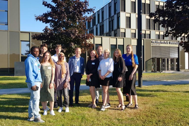 Eröffneten gemeinsam das ViSiB-Sommerfest: ViSiB-Vorsitzender Michael W. Böllhoff (6.v.l.), Vizepräsident für Internationales und Digitalisierung der FH Bielefeld Prof. Dr. Ulrich Schäfermeier (8.v.l.) mit internationalen geflüchteten Studierenden aus der Ukraine. (Foto: Nicole Schnathmann/FH Bielefeld)