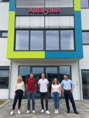 v.l.n.r.: Melanie Sielemann (Ausbildungsleitung), Fabian Köstring (Ausbilder IT), Florian Stöver (IT), Celine Hammerschmidt (Kundenberatung), Florian Horstmeier (Ausbilder Kundenberatung) (Foto: AUBI-plus GmbH)