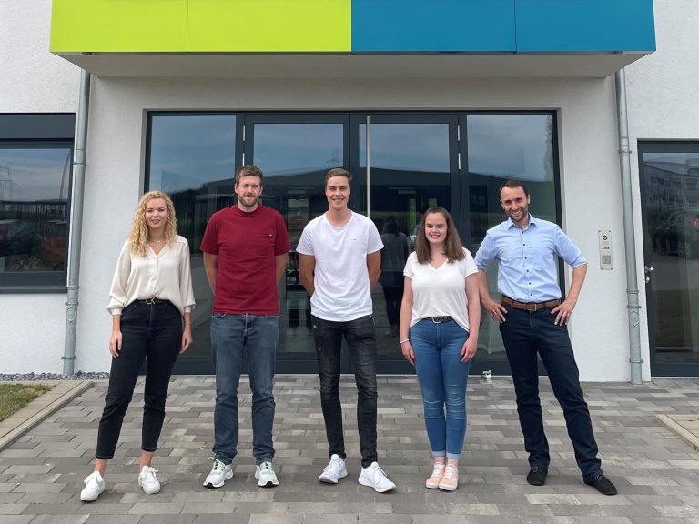 v.l.n.r.: Melanie Sielemann (Ausbildungsleitung), Fabian Köstring (Ausbilder IT), Florian Stöver (IT), Celine Hammerschmidt (Kundenberatung), Florian Horstmeier (Ausbilder Kundenberatung) (Foto: AUBI-plus GmbH)