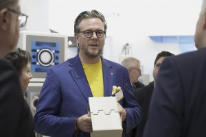 Philip Harting, Vorstandsvorsitzender der HARTING Technologiegruppe, präsentierte dem anwesenden Messe-Publikum die Funktionsweise der Han-Modular® Domino Module anhand eines Modells. (Foto: Harting)